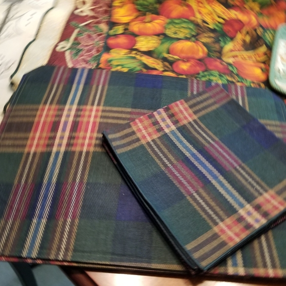 Collection of holiday linens and wall hangings - Picture 7 of 7